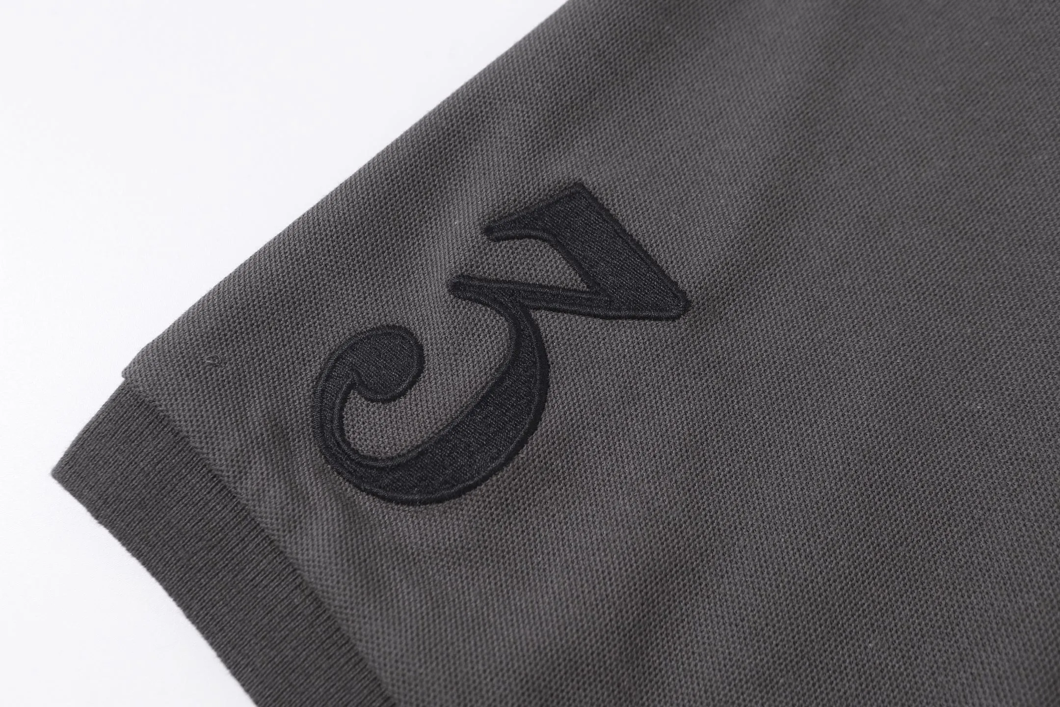 P150 Style No.: A012 [Ralph Lauren Classic Logo Embroidered Polo Shirt] ✅250g fine cotton pique fabric, custom-woven and dyed threads ✅Original stickers Scan the QR code to enter the official website ✅Large version, loose and stylish, can wear up to 210 pounds Color: Black White Navy Blue Sky Blue Dark Gray Floral Gray Size: S-XL
